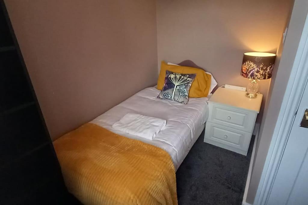 Peaceful Home From Home - Spacious 3 Bedroom House Accommodating 7 - Ideal For Families And Workers 게이츠헤드 외부 사진