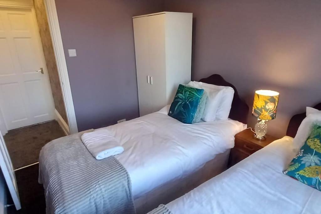 Peaceful Home From Home - Spacious 3 Bedroom House Accommodating 7 - Ideal For Families And Workers 게이츠헤드 외부 사진